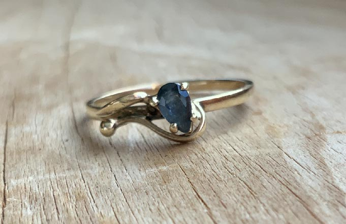 9ct gold and sapphire ring valued $590